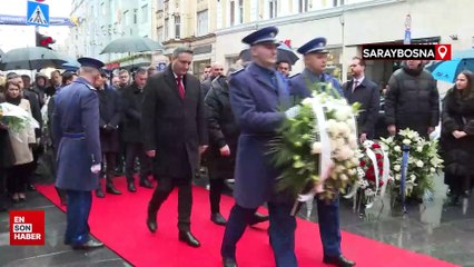 Özgür Özel, Saraybosna’da Sonsuz Ateş Anıtı’na çiçek bıraktı