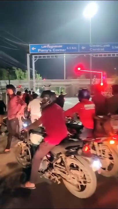 नशे में अमरीकी युवकों ने सड़क पर मचाया उत्पात, वीडियो वायरल