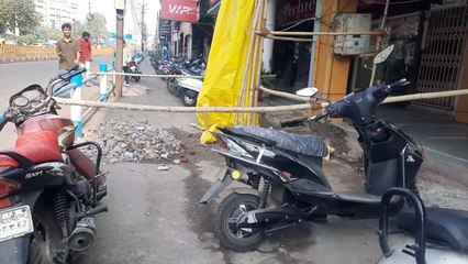 न्यू मार्केट....पार्किंग लाइन में अब लगाई बांस की बाधा