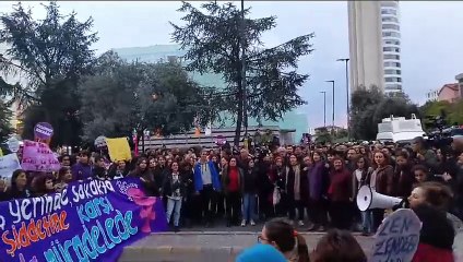 Kadınlar polislere karşı "Polis defol, sokaklar bizimdir" ve "Barikatları aç" sloganlarını atıyor