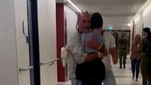 Un niño israelí se reúne con su padre tras ser liberado por Hamás