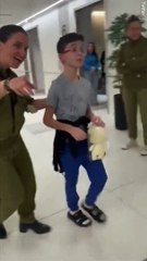 Refém de 9 anos reencontra a família após 49 dias. Veja o vídeo