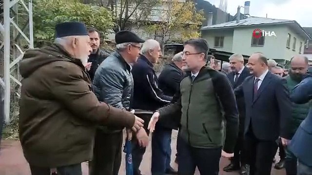 Tarım ve Orman Bakanı Yumaklı, yangın sonrası köyde incelemelerde bulundu