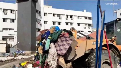 شاهد: فلسطينيون يزيلون آثار اقتحام القوات الإسرائيلية لمستشفى الشفاء