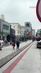 Trânsito de veículos está proibido no calçadão da Hercílio Luz, a principal rua do comércio do centro de Itajaí