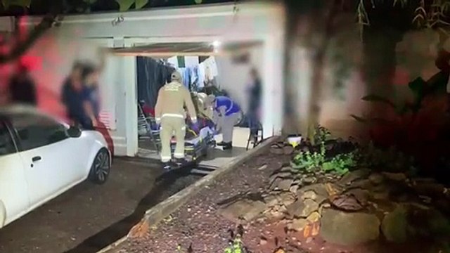 Jovem fica em estado grave ao bater de moto em caçamba de entulho no Clarito