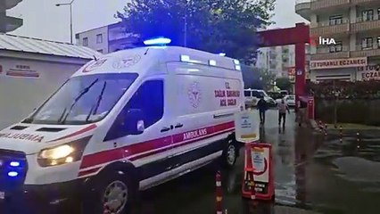 Kontrolden çıkan otomobil park halindeki tıra çarptı: 2 yaralı