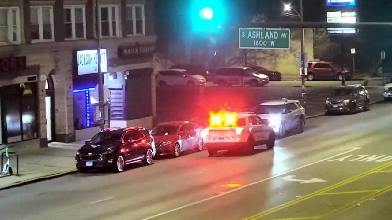 BREAKING: 4 female cops try to arrest a male shoplifter for over 2 minutes