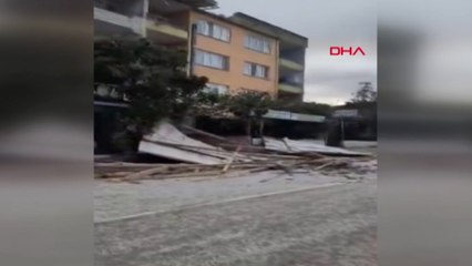 Yalova'da fırtınanın savurduğu çatı 2 kişiye çarptı