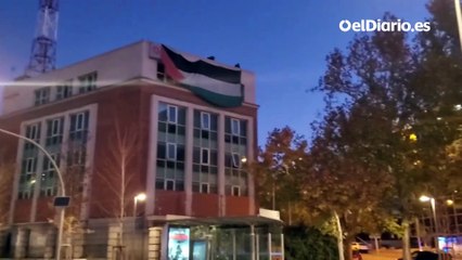 Una pancarta y la bandera Palestina frente a la embajada israelí en Madrid