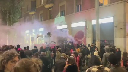 25 novembre, corteo Roma: striscione e fumogeni davanti a Pro vita - Video