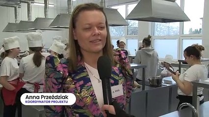 Szymon Czerwiński gotował z uczniami ZS nr 2 w Łukowie