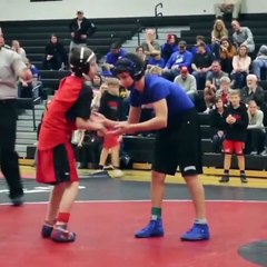 Mavili genç, kırmızılı rakibi için şahane bir mücadele veriyor. Kalp kazanmak en büyük yenilgiyi bile güzelleştirir