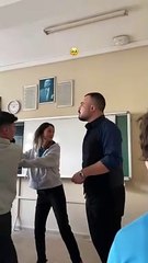 Kavga eder gibi yapıp öğretmene sürpriz yapma akımını ülkemize taşıyan gençler