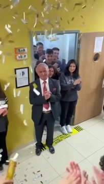 44 sene neredeyse yarım asırlık öğretmenliğin sonuna gelen Sadettin Öğretmen Sincan Anadolu Lisesinde 44 karanfil yüzlerce öğrenci ve öğretmenlerin alkışı eşliğinde emekliliğe uğurlanıyor