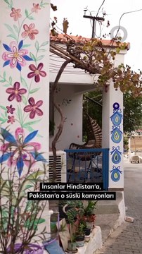 Rengarenk duvar çizimleriyle Çeşme’nin en eski köyünü bir cazibe merkezine dönüştüren Nuran Erden Yaşadığı süreci anlatırken benim adımı da geçirip beni mutlu eden ablamızın başarılarının devamını diliyorum