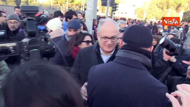 L'abbraccio tra Schlein e Gualtieri alla manifestazione Non una di meno a Roma