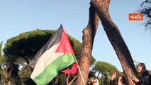 La bandiera della Palestina sventola alla manifestazione contro la violenza sulle donne a Roma