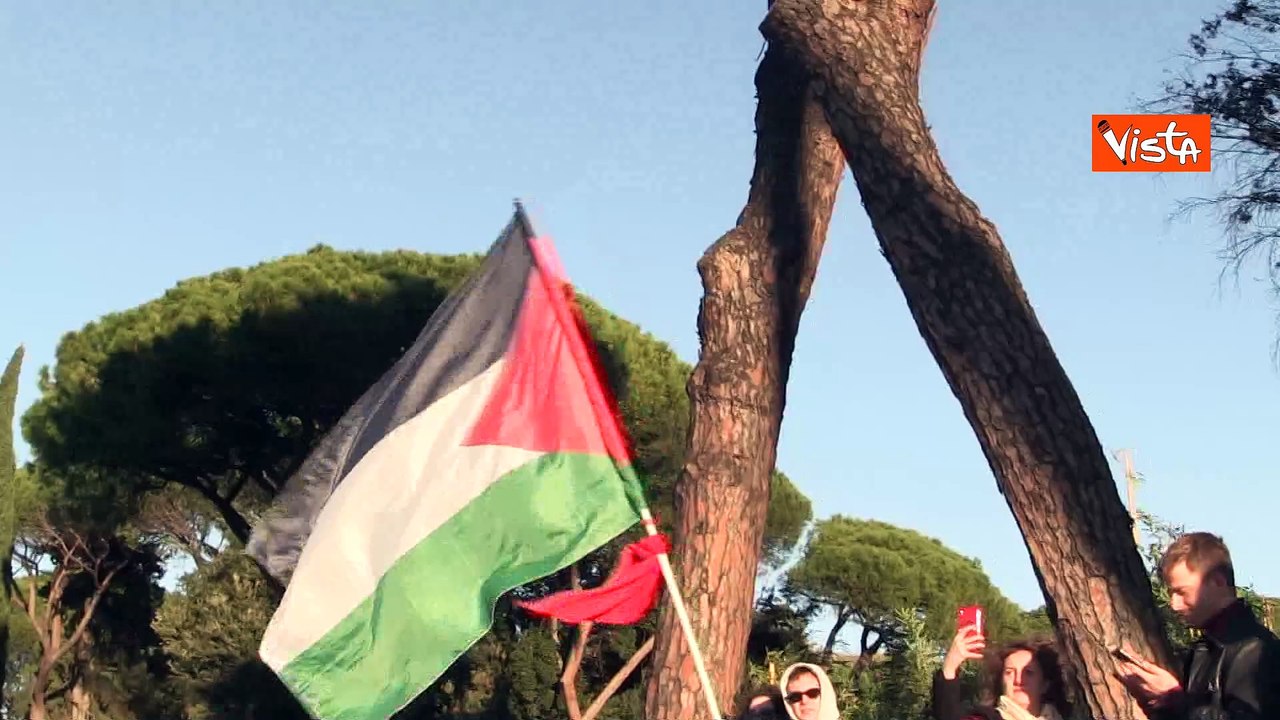 La bandiera della Palestina sventola alla manifestazione contro la violenza sulle donne a Roma