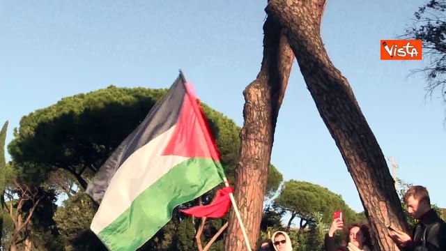 La bandiera della Palestina sventola alla manifestazione contro la violenza sulle donne a Roma