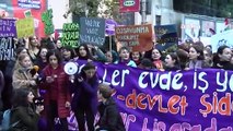 İstanbul'da Kadınlar Şiddetle Mücadele Gününde Polis Engeline Takıldı