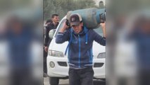 طوابير النازحين في غزة تصطف أمام المساعدات.. والكميات لا تلبي الاحتياجات