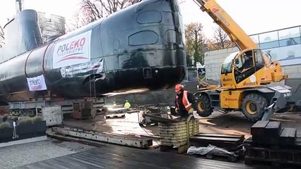 ORP "Sokół" już stoi przy muzeum w Gdyni