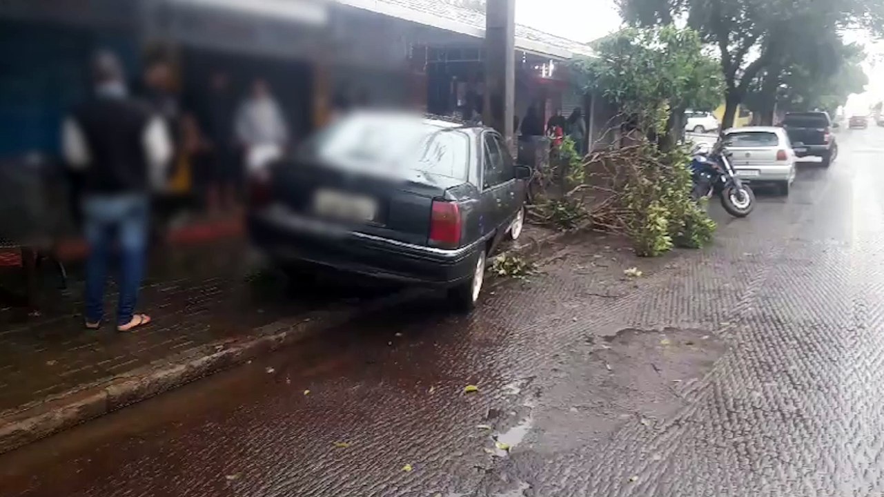 Condutor perde controle e Omega atinge poste na Avenida Carlos Gomes