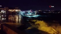 Marmara Denizi'nde Kuvvetli Fırtına: Beşiktaş Sahiline Vuran Dalgalar 2-3 Metre Boyuna Ulaştı