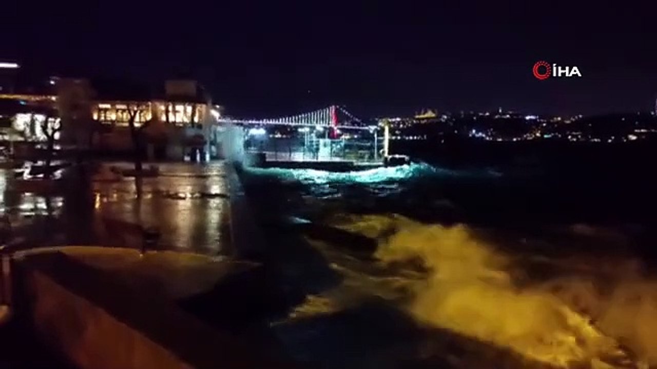 Marmara Denizi'nde Kuvvetli Fırtına: Beşiktaş Sahiline Vuran Dalgalar 2-3 Metre Boyuna Ulaştı