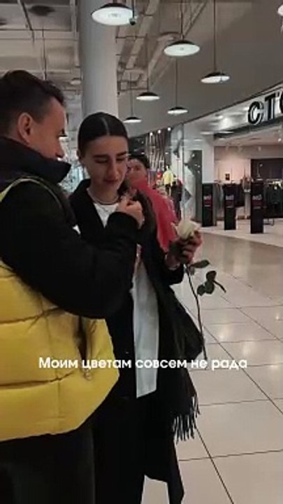 Дискотека Авария раздаёт цветы