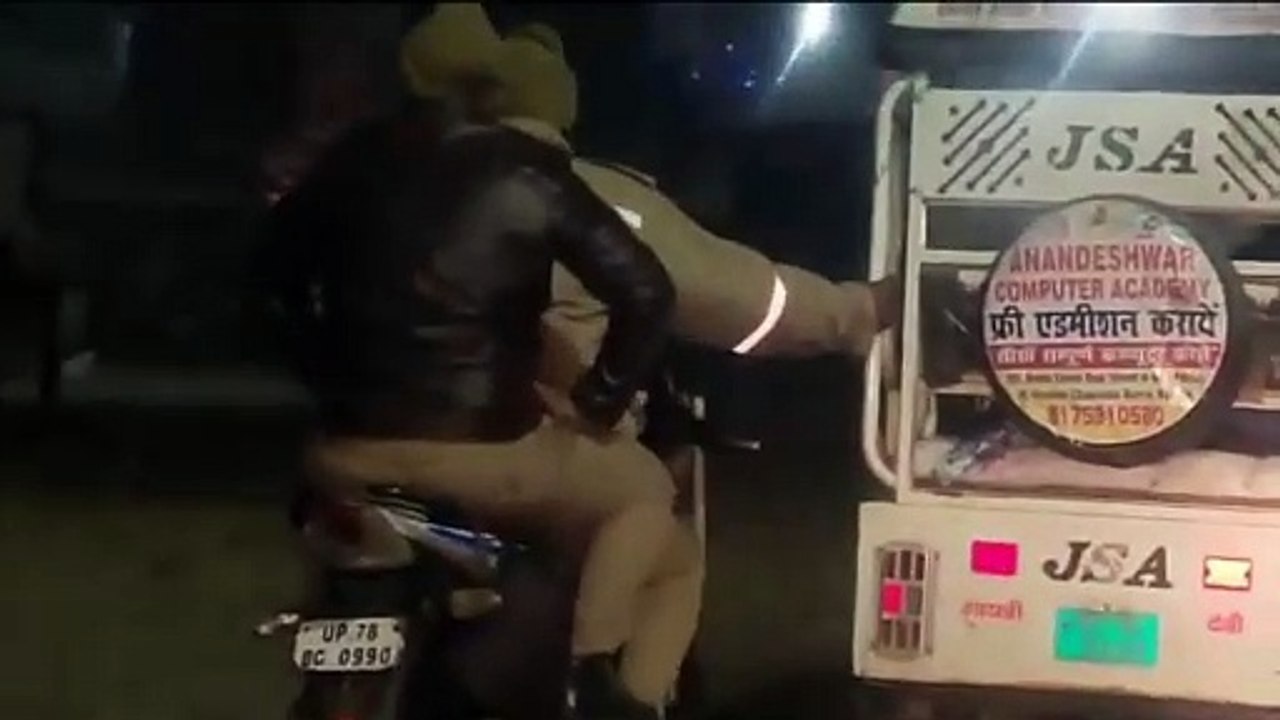Video: ई-रिक्शा के सहारे पुलिस की रात्रि गश्त, बीच रास्ते में खराब हुई गाड़ी...लोगों ने लिए मजे
