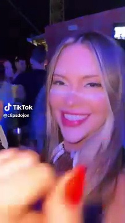 Olha o beijo do jon vlogs e mayara maia