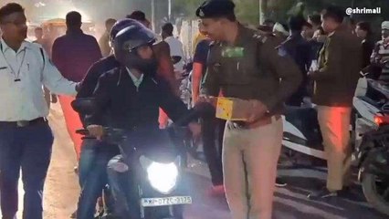 ग्वालियर :यातायात के नियमों का पालन कराने पुलिस की अनोखी पहल, दिया तोहफा