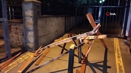 İstanbul'da şiddetli fırtına nedeniyle bir binanın çatısı uçtu