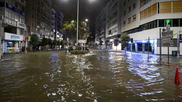 İzmir'de deniz taştı, deniz suları kaldırımla birleşti 