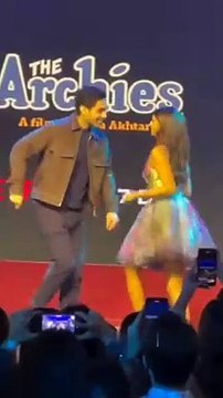 Video: प्रिंटेड फ्रॉक में सुहाना खान ने अगस्त्य नंदा के साथ किया रोमांटिक डांस,दोनों की स्टेज पर दिखी जबरदस्त कैमेस्ट्री