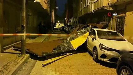 İstanbul'da fırtına nedeniyle bir binanın çatısı uçtu