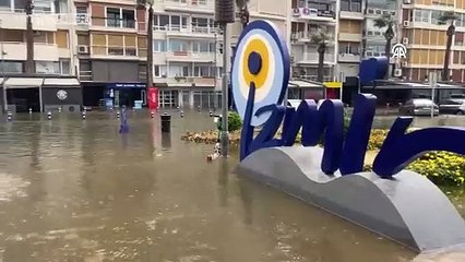 İzmir'de deniz taştı, sokaklar su altında kaldı