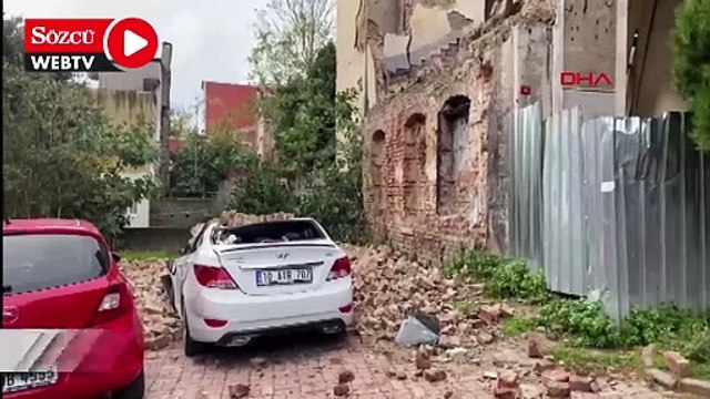 Fatih'te iki katı metruk binada çökme