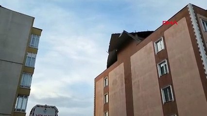 Bursa'da 14 katlı inşaatın duvarı 3 otomobilin üzerine yıkıldı