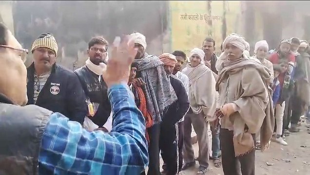 सरकारी केन्द्रों पर किसानों की लंबी लाइन, प्राइवेट में ब्लैक में बिक रहा खाद