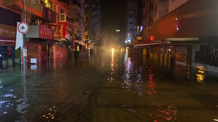 İzmir fırtınaya teslim! Şehrin yolları denizle birleşti, sirenler çaldı!