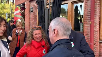 Iñigo Urkullu saludando a Antoni Ortuzar en Sukarrieta