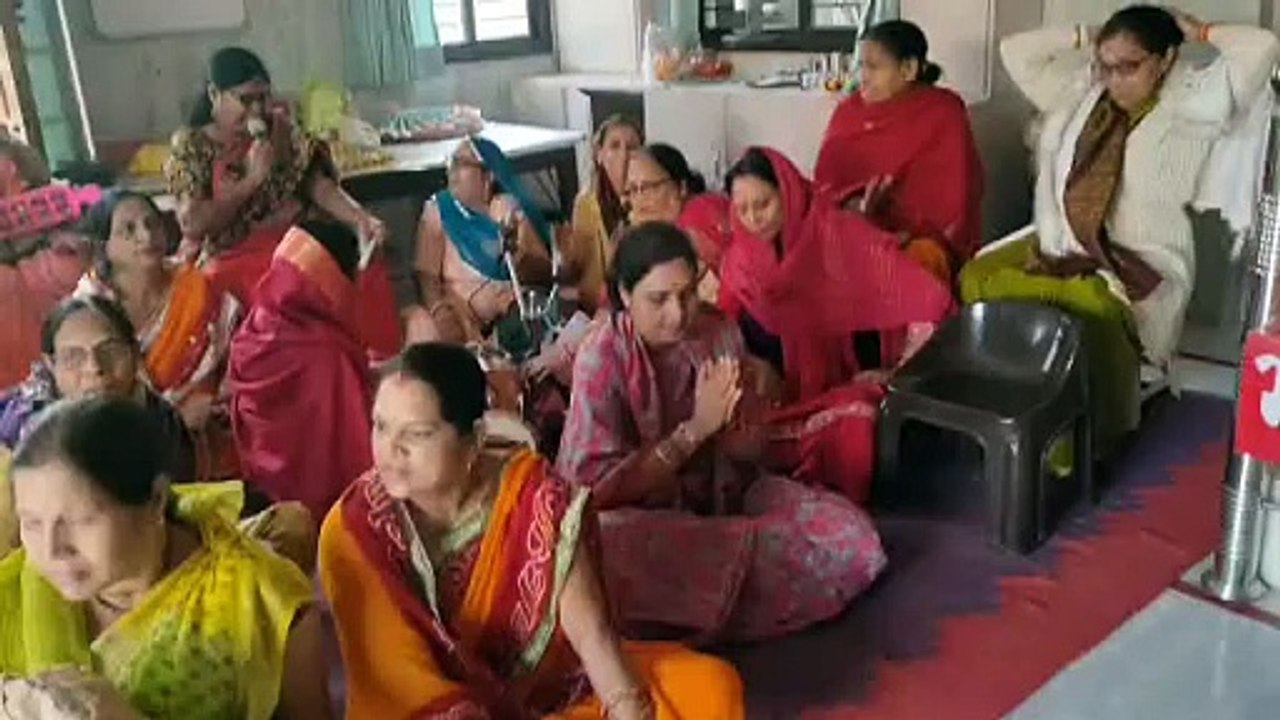 सुकून के पल: कांग्रेस प्रत्याशी अर्चना शर्मा ने मंदिर में किया भजन-कीर्तन तो भाजपा प्रत्याशी कालीचरण सराफ ने कराई तेल मालिश, देखें वीडियो