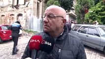 Fatih'te metruk bir binada çökme: İki otomobil zarar gördü