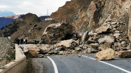 Descargar video: Kayalar düştü karayolu kapandı