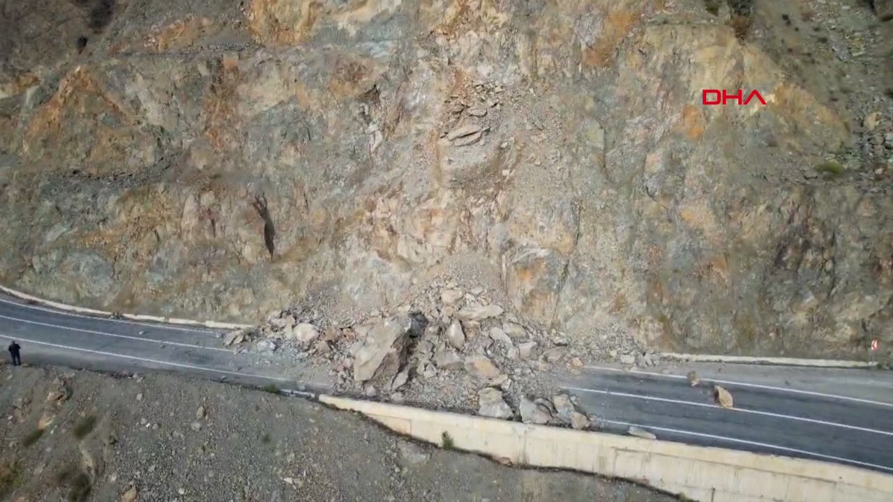 Artvin'de heyelan: Kayalar kara yoluna düştü