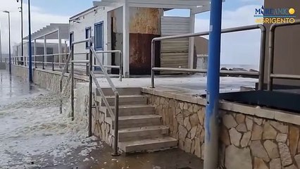 Agrigento, schiuma in mare a San Leone