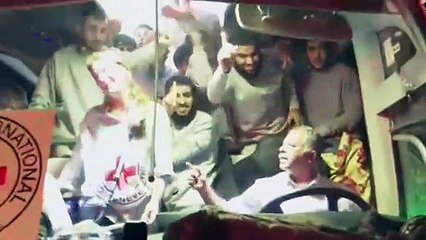 وصول فلسطينيين مفرج عنهم إلى بيتونيا في الضفة الغربية المحتلة